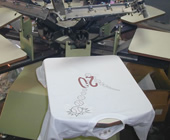 自分だけのオリジナルTシャツが欲しい！そんなあなたの想像を是非当社で具現化しませんか？小ロット、多色、色々な生地(ナイロン、ビニール、綿等)に細かく対応できます。イメージにあった色、印刷手法、色彩、お客様の納得のいく仕上がりを提供致します。